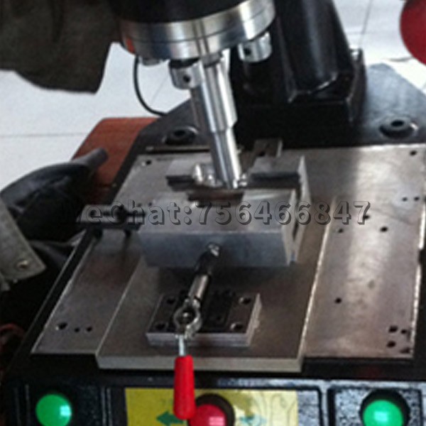 Plastic plug ultrasonic welding machine